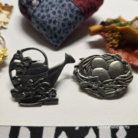 Lot of 18 Vintage Brooches Tac Pins Wide Variety Plastic Metal Wood Patriotic - Picture 7 of 14